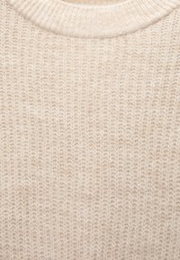 Pull en laine beige avec un motif tricoté texturé et un col rond côtelé. Doux, léger et de couleur neutre.