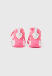 Rosa treningssko med pustende mesh-overside, hvite detaljer, trekkstroppe og teksturert gummisåle med fiskebensmønster.