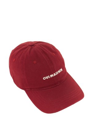 Casquette de baseball rouge avec texte blanc brodé "OUI MAIS NON" sur le devant, avec des panneaux cousus et des œillets de ventilation.