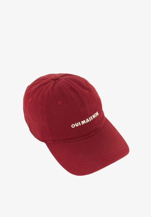 Casquette de baseball rouge avec texte blanc brodé "OUI MAIS NON" sur le devant, avec des panneaux cousus et des œillets de ventilation.