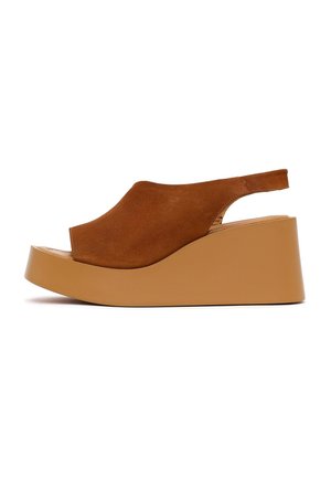 Bruine suède open-teen sleehak sandaal met hielriem en dikke beige platformzool, zijaanzicht op een witte achtergrond.