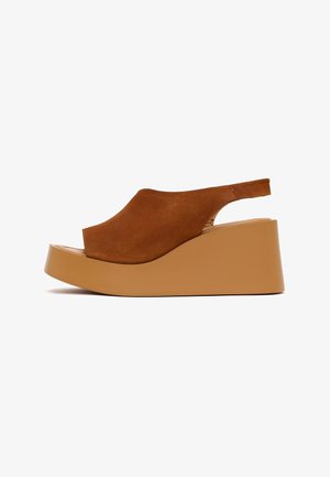 Sandale à talon compensé en suède marron à bout ouvert avec bride arrière et semelle plateforme épaisse couleur beige, vue de profil sur fond blanc.