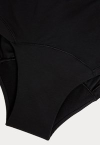 Zwarte zwemkledingstof met een soepele textuur. Beschikt over een elastische tailleband en een contrasterend paneelontwerp. Geen zichtbare patronen of hardware.