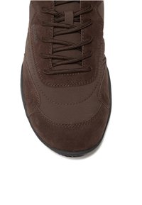 Baskets marron vue de dessus avec textures en tissu et daim, bout rond, lacets marron et logo visible sur le côté "ECOALF".