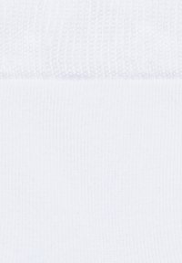 Biała skarpetka z ribbowanym wykończeniem na górze, gładką częścią i dopasowanym krojem. Materiał wydaje się miękki i elastyczny. Brak dodatkowych wzorów.