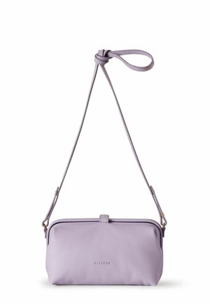 Borsa a tracolla in pelle viola con chiusura a zip, design piatto e tracolla annodata. Presenta un semplice logo sul davanti.