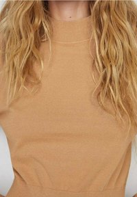 Hellbrauner, figurbetonter Strickpullover mit hohem Ausschnitt und gerippten Akzenten. Die Textur ist glatt und leicht dehnbar.