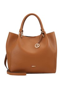 Sac à main en cuir brun texturé avec deux poignées, une bandoulière amovible et un petit pendentif rond doré suspendu près du sommet.