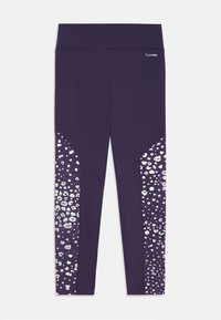 Leggings de sport violets avec une taille haute, ornés d'accents en imprimé léopard argent métallique sur les côtés inférieurs et d'une texture lisse.