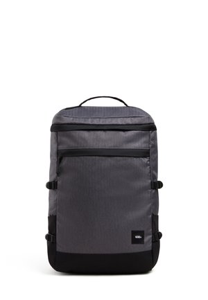 Dunkelgrauer rechteckiger Rucksack mit schwarzem Boden, Frontreißverschlusstasche, zwei Seitenriemen, Tragegriff oben und kleinem Vans-Logo-Patch.