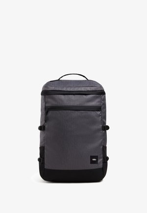Sac à dos rectangulaire gris foncé avec base noire, poche avant zippée, deux sangles latérales, poignée supérieure et petit écusson logo Vans.