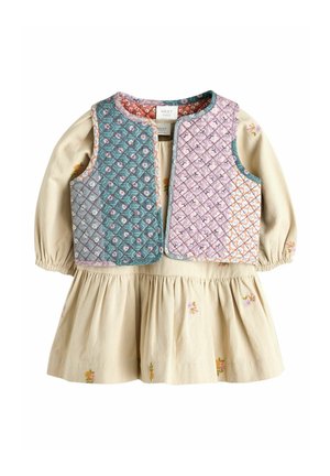 Beige babykjole med lille blomsterbroderi og en ærmeløs quiltet vest i pastelfarver blå, pink og orange med blomsterprint.