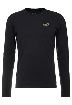 T-shirt a maniche lunghe nera realizzata in cotone morbido, con un piccolo logo EA7 dorato sul lato sinistro del petto, colletto rotondo e vestibilità aderente.