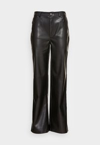 Pantalons en cuir noir avec une coupe à jambes larges, comportant quatre poches, une fermeture à bouton à l'avant et une texture lisse et brillante.
