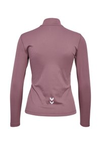 Langärmliges, geripptes, mauve-farbenes Top mit Stehkragen und abgerundetem Saum. Mit einem weißen Chevron-Muster auf der Rückseite in der Nähe des Saums.