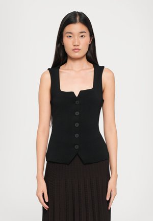 Zwarte getailleerde vest met een vierkante halslijn, sluiting met zes knopen aan de voorkant en een subtiele textuurstof. Flare hem met scherpe hoeken.