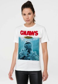 Weißes Baumwoll-T-Shirt mit einem bunten Grafikdesign eines pelzigen Charakters und dem Wort "GNAWS" in fettem Rot darüber.