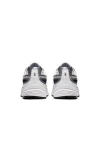 Hardloopschoenen met een bovenwerk van wit en grijs mesh, verstevigde hiel en zwarte rubberen zool, met reflecterende accenten en ventilatiegaten.