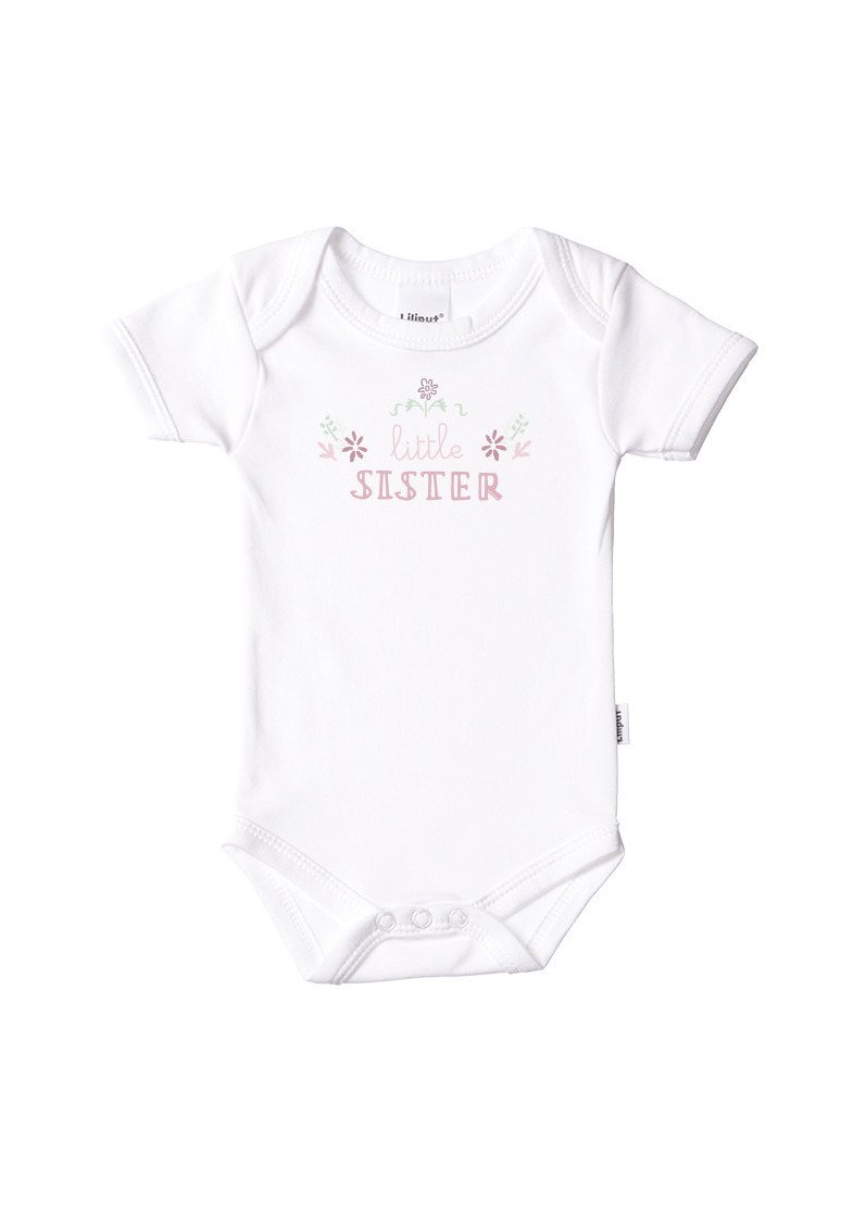 Weißer Baumwoll-Baby-Body mit kurzen Ärmeln, versehen mit dem Text "kleine Schwester" in rosa und grünen Blumenakzenten. Druckknopfverschluss am Boden.