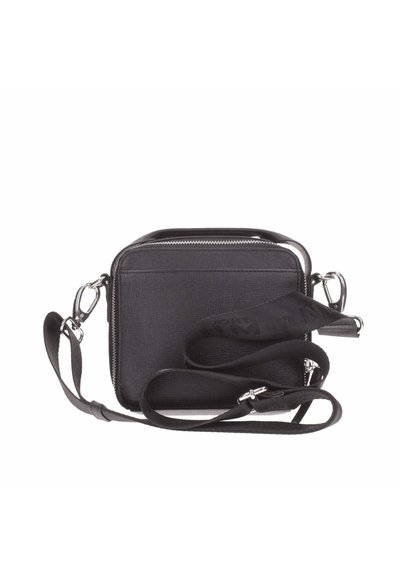 Borsa a tracolla nera realizzata in materiale testurizzato, con chiusura a zip, hardware in argento e tracolla regolabile. Forma rettangolare compatta.