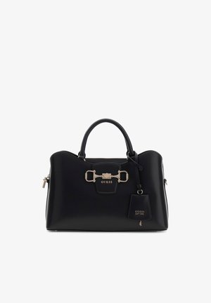 Borsa nera strutturata con manici superiori, dettaglio fibbia color oro e un'etichetta pendente con il marchio Guess, su sfondo bianco.