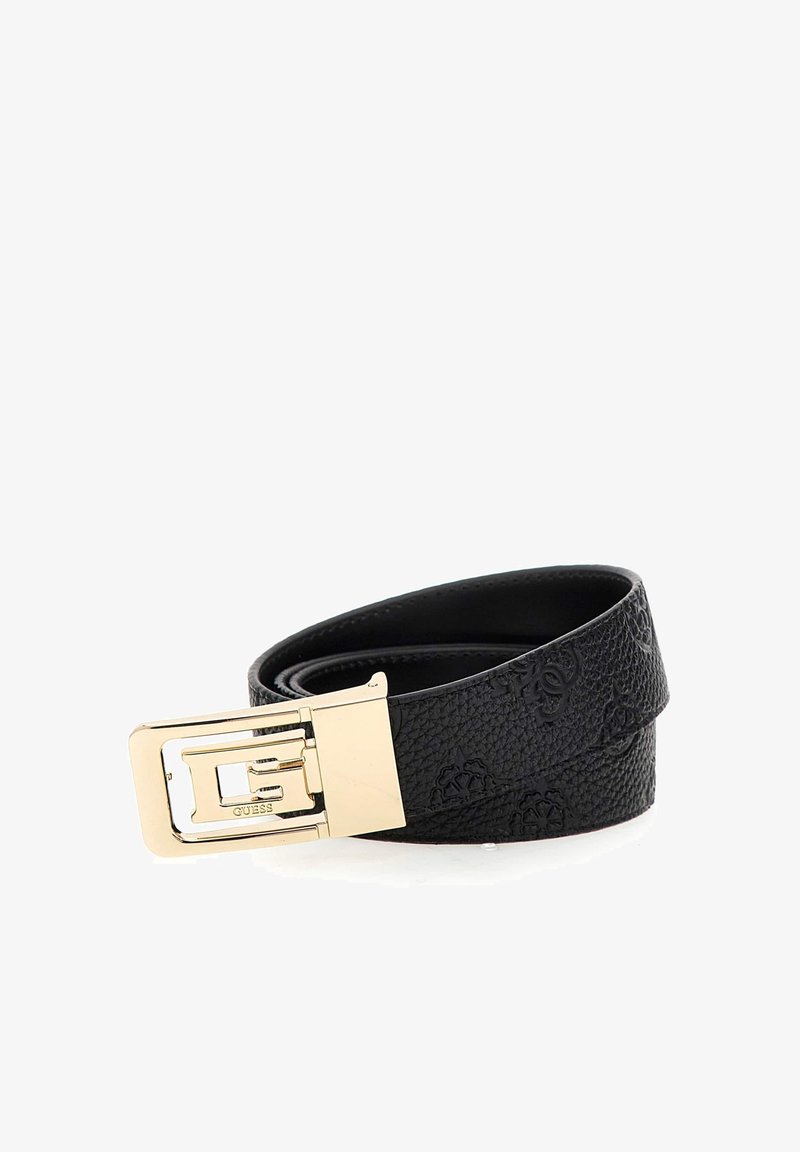 Ceinture en cuir noir texturé avec une boucle rectangulaire dorée avec un design découpé et le nom de la marque Guess gravé.