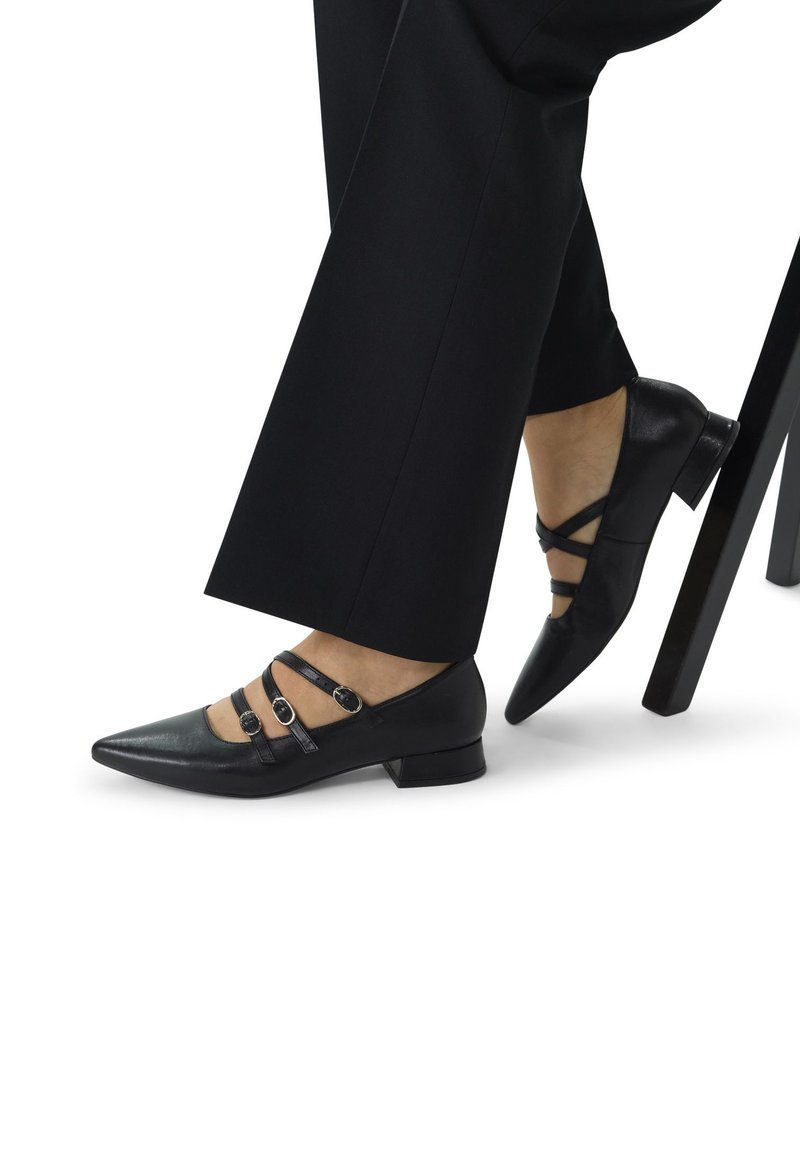 Schwarze Lederschuhe mit einer spitzen Zehenpartie und kleinem Blockabsatz, die über drei dekorative Riemen mit runden Hardware-Elementen verfügen.