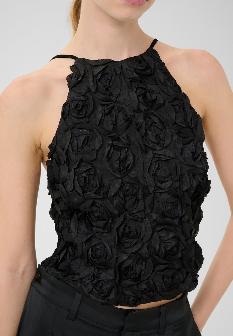 Czarny top na halter z teksturowym wzorem z tkaninowych róż, z cienkimi ramiączkami i dopasowanym krojem. Gładki materiał z akcentami kwiatowymi.