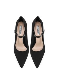 Décolleté in suede nero a punta con una sottile cinghietta alla caviglia dotata di una fibbia metallica. Soletta beige liscia con dettagli del marchio.