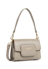 Borsa in pelle taupe di Lancaster Paris con accessori in oro, manico superiore, tracolla staccabile e tasca anteriore con logo in rilievo.