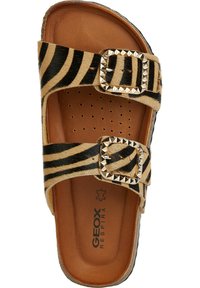 Sandale à glissière zèbre noir et tan avec deux boucles cloutées et une semelle intérieure perforée marron, arborant le logo GEOX.