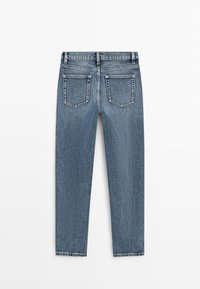 Niebieskie proste jeansy z denimu ukazane od tyłu, z dwoma tylnymi kieszeniami i szlufkami na pasku.