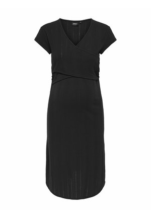 Melnā apģērbā ar īsām piedurknēm, V-veida kakla izgriezumu un cieši pieguļošu augšdaļu. Izgatavots no tekstūras auduma ar niecīgiem vertikāliem svītrām, vidēja garuma.