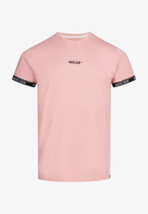 Rosa Baumwoll-T-Shirt mit Rundhalsausschnitt, kurzen Ärmeln mit schwarzen Akzenten und einem kleinen schwarzen 'INDICODE'-Logo auf der Brust.