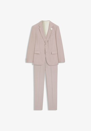 Costume deux pièces beige clair avec blazer à revers crantés, deux boutons, poches à rabats et pantalon droit assorti.