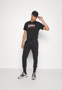 Tommy Jeans LOGO TEE - Print T-shirt - black