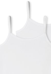 Camisola bianca in cotone con spalline sottili, caratterizzata da una texture liscia e un design aderente. Scollo semplice senza motivi o dettagli.