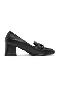 Escarpin noir en cuir à talon haut avec un bout rond, ornée d'une boucle décorative sur le dessus et d'un talon épais. Fini lisse.