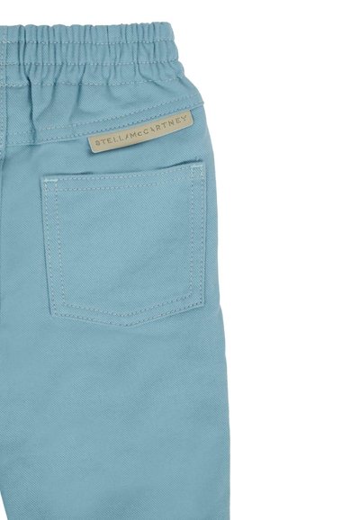 Pantaloni in cotone azzurro chiaro con vita elasticizzata, dotati di una tasca posteriore e un'etichetta cucita con il nome del marchio.