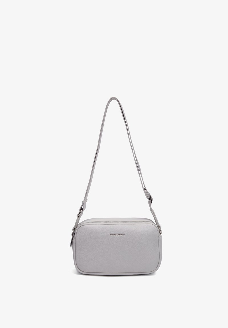 Sac bandoulière rectangulaire en cuir gris clair avec sangle réglable et petit logo métallique de la marque à l'avant.