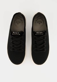 Schwarze Netz-Sneaker mit Schnürdesign und weißer Gummisohle. Verfügt über ein auffälliges "REEF"-Logo auf der Zunge und eine strukturierte Oberseite.