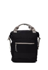 Mochila de tela negra con detalles grises, que cuenta con un asa en la parte superior, correas de hombro ajustables y un bolsillo frontal con cremallera. Material texturizado.