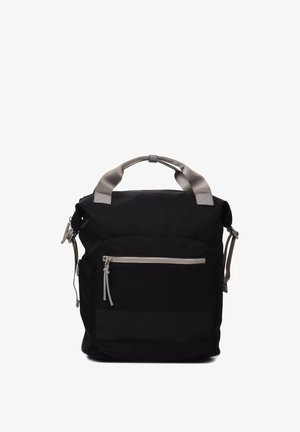 Zwarte stoffen rugzak met grijze accenten, voorzien van een bovenhandgreep, verstelbare schouderbanden en een voorzak met rits. Gestructureerd materiaal.