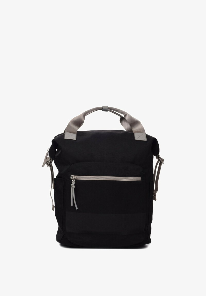 Mochila de tela negra con detalles grises, que cuenta con un asa en la parte superior, correas de hombro ajustables y un bolsillo frontal con cremallera. Material texturizado.