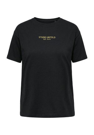 Camiseta negra de manga corta con cuello redondo y texto amarillo "STUDIO UNTOLD EST. 2015" centrado en el pecho.