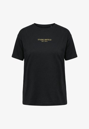 Schwarzes T-Shirt mit kurzen Ärmeln und rundem Ausschnitt, in der Mitte der Brust mit gelbem Text "STUDIO UNTOLD EST. 2015" bedruckt.