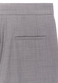 Šviesiai pilkos medžiaginės kelnės su vienu horizontaliu kišene nugaroje ir subtilia austą tekstūra.