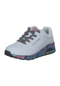 Zapatilla blanca con acentos de patrón colorido en la suela y los cordones. Presenta una superficie suave y un panel de malla. Logo de la marca visible.