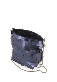 Bolso de saco azul oscuro cubierto de lentejuelas redondas, con una correa de cadena y un cierre a presión, hecho de material sintético.