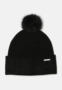 Czarna dzianinowa czapka z pomponem, z teksturowanym, prążkowanym wzorem i metalową metką na mankiecie. Miękki materiał o dopasowanym kroju.